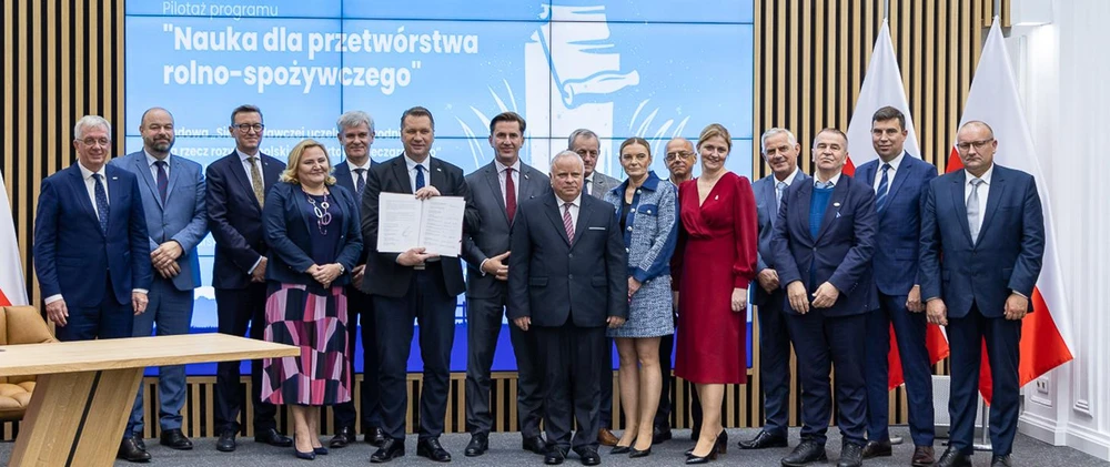 Minister Edukacji i Nauki Przemysław Czarnek, Sekretarz Stanu w Ministerstwie Rolnictwa i Rozwoju Wsi Rafał Romanowski, prezesi spółdzielni mleczarskich oraz rektorzy sześciu uczelni przyrodniczych podpisali list intencyjny w sprawie programu